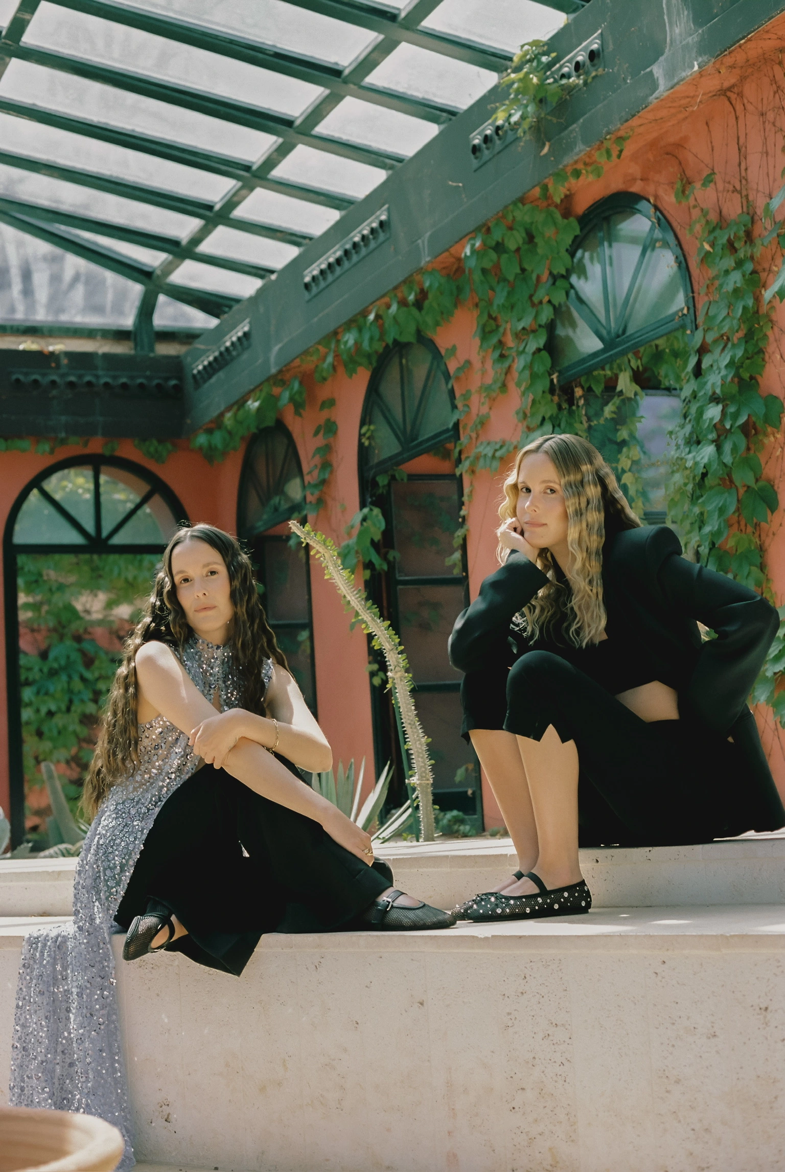 Ulanka SS24 — modelo posando con estilismo de temporada